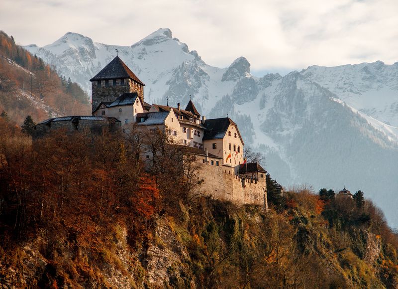 File:Castle on mountainside.jpg